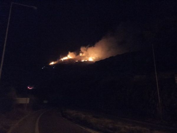 Φωτιά τώρα κοντά στο ΚΥΤ της Σάμου