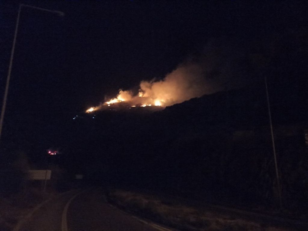 Φωτιά τώρα κοντά στο ΚΥΤ της Σάμου