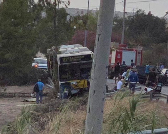 Σοβαρό τροχαίο ΙΧ και λεωφορείου στην Αγία Μαρίνα – Δύο τραυματίες