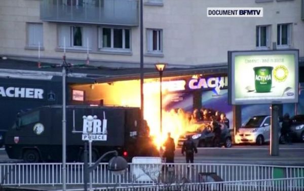Charlie Hebdo: Σκιτσογράφος περιγράφει με δάκρυα στα μάτια την επίθεση και συγκλονίζει