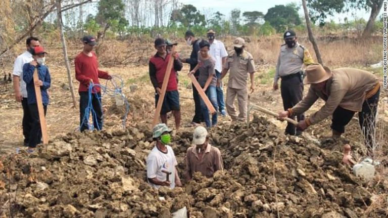 Απίστευτο : Η χώρα που αναγκάζει τους αρνητές της μάσκας να σκάβουν τάφους για τα θύματα κοροναϊού