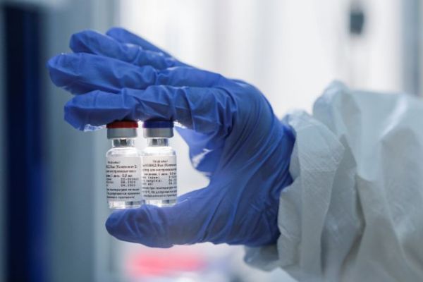 Φόβοι για «κοκτέιλ» κοροναϊού και γρίπης – Αβεβαιότητα για το εμβόλιο