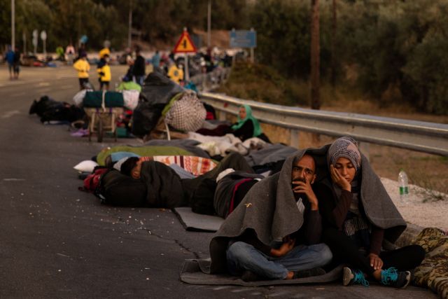 Μόρια : Σε δρόμους και νεκροταφεία κοιμούνται χιλιάδες πρόσφυγες - Μπλόκα από κατοίκους που ζητούν να κλείσει το «κολαστήριο»