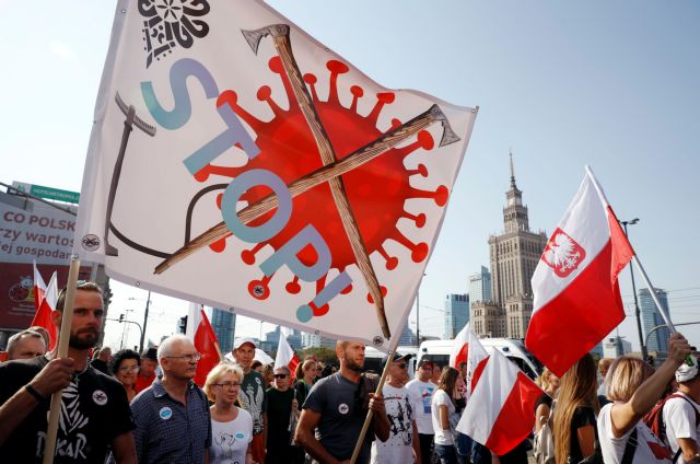 Κοροναϊός : Διαδηλώσεις κατά των μέτρων, των μασκών και των εμβολίων στην Πολωνία