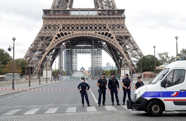 Συναγερμός στο Παρίσι: Εκκενώθηκε ο Πύργος του Άιφελ έπειτα από τηλεφώνημα για βόμβα