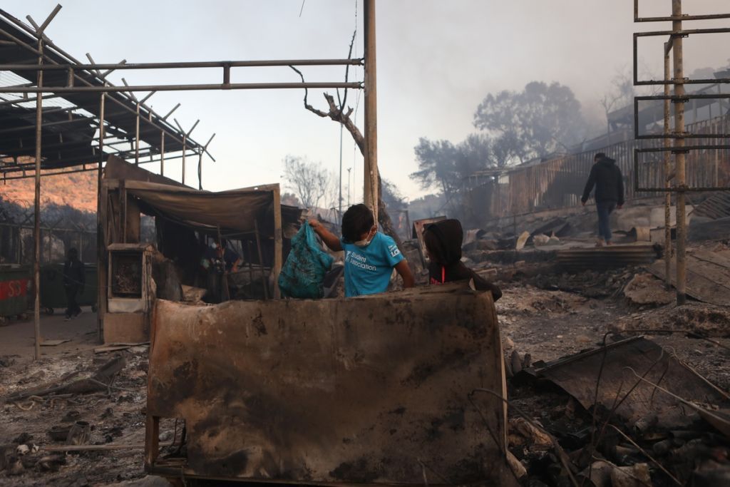 Μόρια : Χάος και καταστροφή από τη φωτιά – Σε απόγνωση χιλιάδες πρόσφυγες