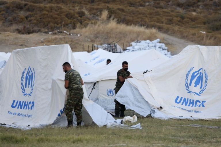 Μόρια : Καταγγέλλουν καταναγκαστικά έργα για να γίνει η δομή στη Λέσβο