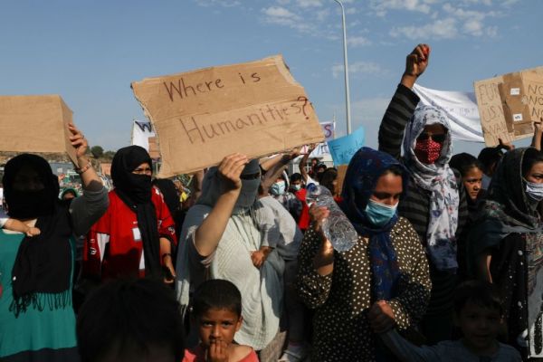 Μόρια : Στο δρόμο για τέταρτο βράδυ οι πρόσφυγες – Καζάνι που βράζει η Λέσβος