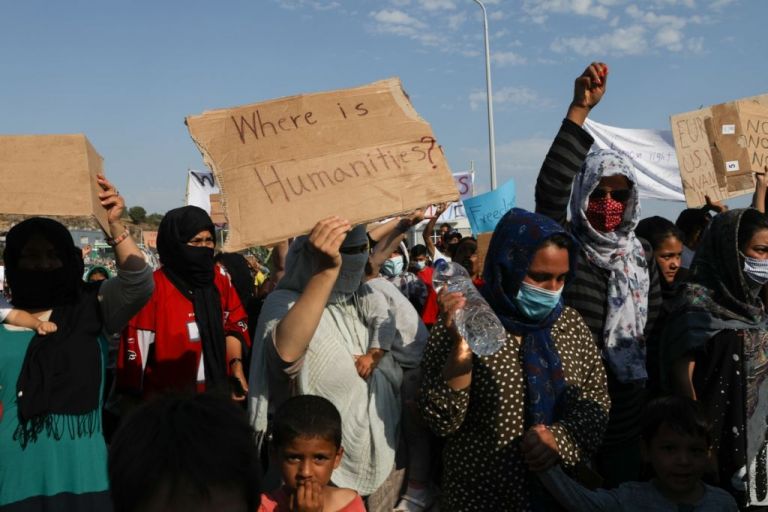 Μόρια : Στο δρόμο για τέταρτο βράδυ οι πρόσφυγες – Καζάνι που βράζει η Λέσβος