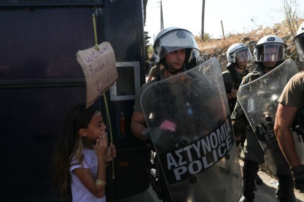 Μόρια : Επεισόδια στη Λέσβο – Πετροπόλεμος και χημικά σε διαδήλωση προσφύγων