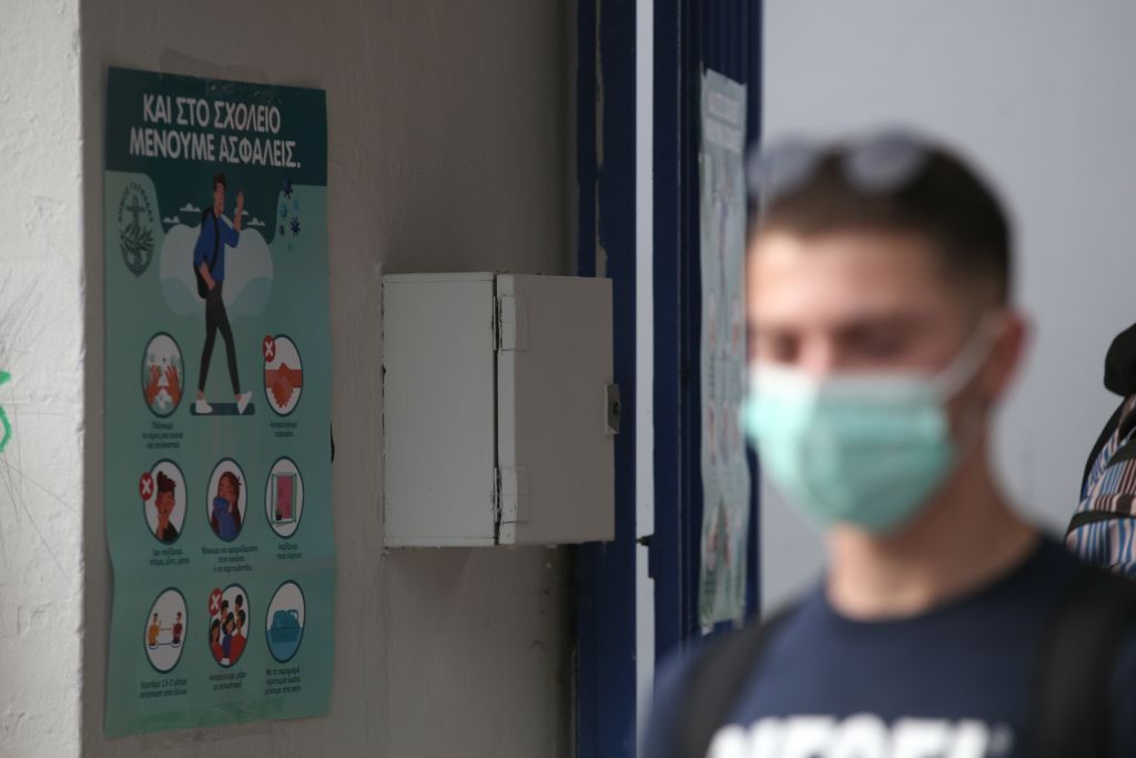 ΚΕΔΕ για μάσκες : Αγώνας δρόμου για τουλάχιστον μία ανά παιδί και ανά εκπαιδευτικό