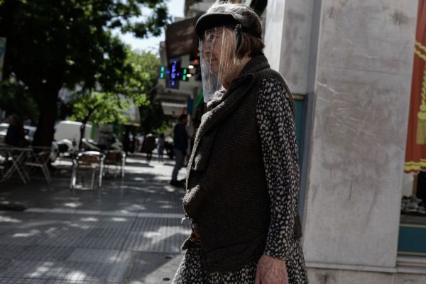 Ο κοροναϊός ξαναχτυπά τους μεγαλύτερους – Δοκιμάζει τις αντοχές του ΕΣΥ η αύξηση των νοσηλειών σε ΜΕΘ