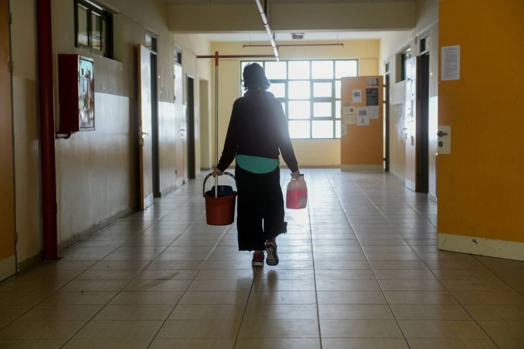 Δύσκολος Σεπτέμβριος με ανοχύρωτα σχολεία – Άνοιξαν χωρίς προσωπικό καθαριότητας