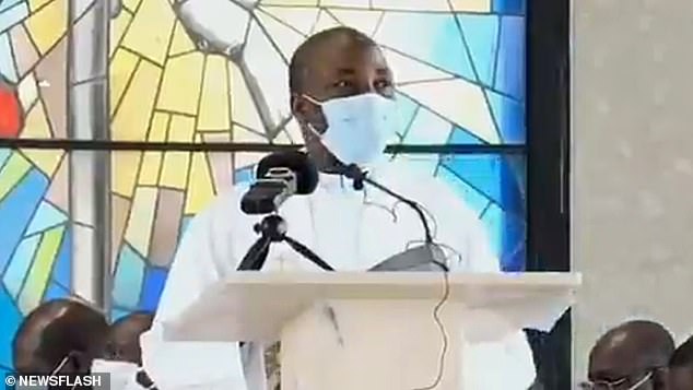 Σοκαριστικό βίντεο: Ιερέας με μάσκα πέφτει νεκρός την ώρα που έκανε κήρυγμα