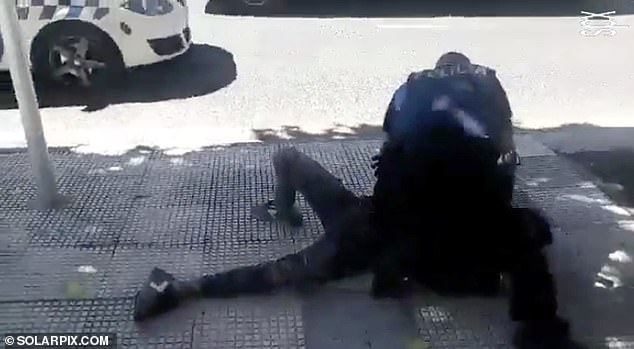 Βίντεο σοκ: Ισπανός αστυνομικός γονάτισε στο λαιμό 14χρονου γιατί δεν φορούσε μάσκα