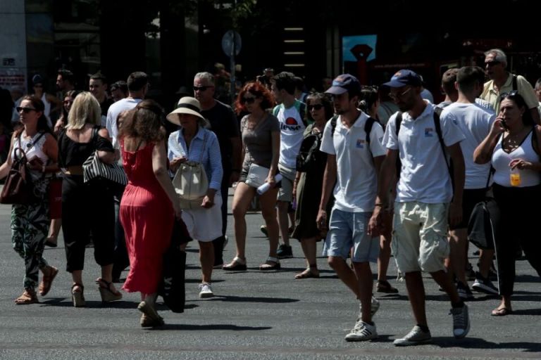 Υποχρεωτική χρήση μάσκας σε πλατείες και σε όλους τους κλειστούς χώρους εργασίας στην Αττική – Όλα τα νέα μέτρα
