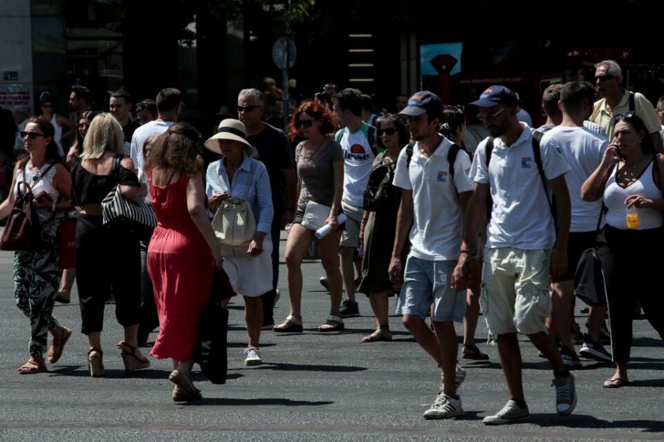 Υποχρεωτική χρήση μάσκας σε πλατείες και σε όλους τους κλειστούς χώρους εργασίας στην Αττική – Όλα τα νέα μέτρα