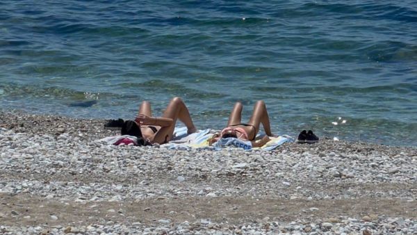 Καιρός : Συνεχίζονται οι υψηλές θερμοκρασίες και την Τετάρτη – Από Παρασκευή η πτώση του υδράργυρου
