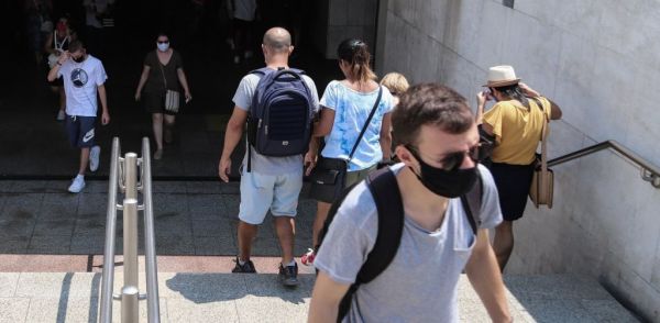 Κοροναϊός : Κάτω των 40 ετών τα μισά κρούσματα του Αυγούστου