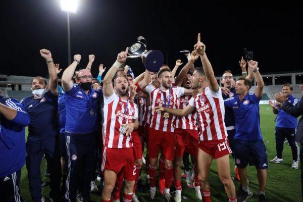 Η απονομή του Κυπέλλου στους νταμπλούχους