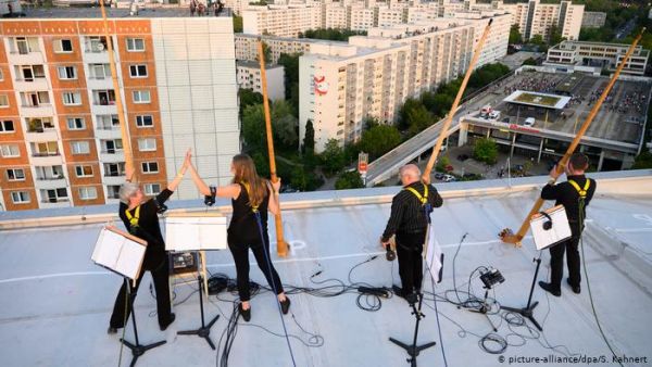 Συμφωνική Δρέσδης: Μια ανεπανάληπτη συναυλία πάνω σε… ταράτσες πολυκατοικιών