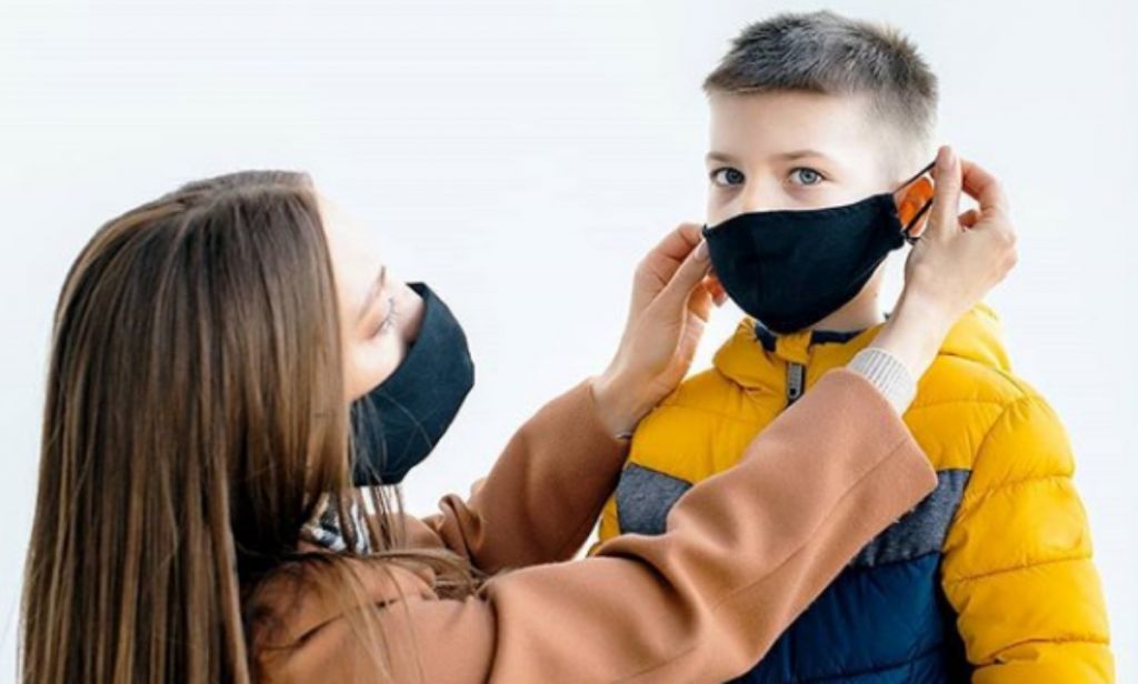 Επτά βήματα για να κατανοήσει το παιδί σας την χρήση της μάσκας