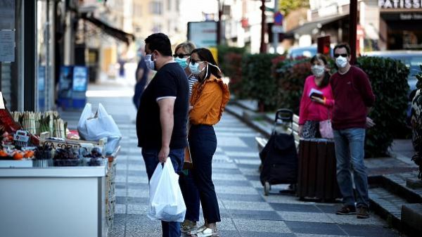 Μάσκες στις πλατείες και στις πορείες; Θα πέσει πολύ γέλιο (και κλάμα)