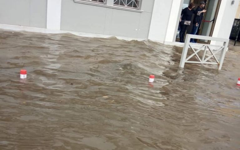 Δοκιμάζεται ξανά η Κεφαλονιά: Πλημμύρισε η παραλιακή του Αργοστολίου