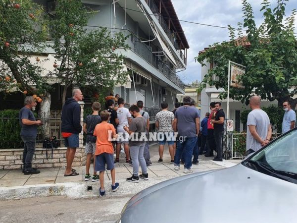 Καμένα Βούρλα: Αντιδράσεις τοπικών αρχών και πολιτών στην άφιξη λεωφορείων με πρόσφυγες