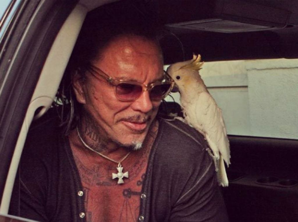 Μίκι Ρουρκ: «Ο πατριός μου με σκότωνε στο ξύλο και η μητέρα μου το δεχόταν»