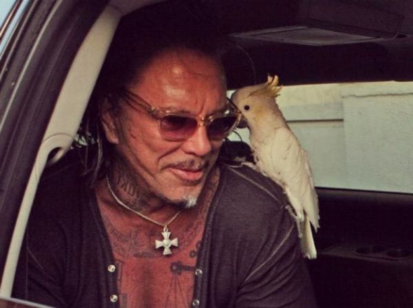 Μίκι Ρουρκ: «Ο πατριός μου με σκότωνε στο ξύλο και η μητέρα μου το δεχόταν»