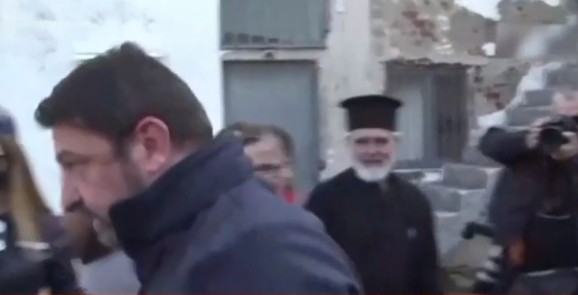 Ο παπάς στην Καρδίτσα διαψεύδει Χαρδαλιά: «Τον συγχαίρω γιατί φίλησε το χέρι ιερέα»