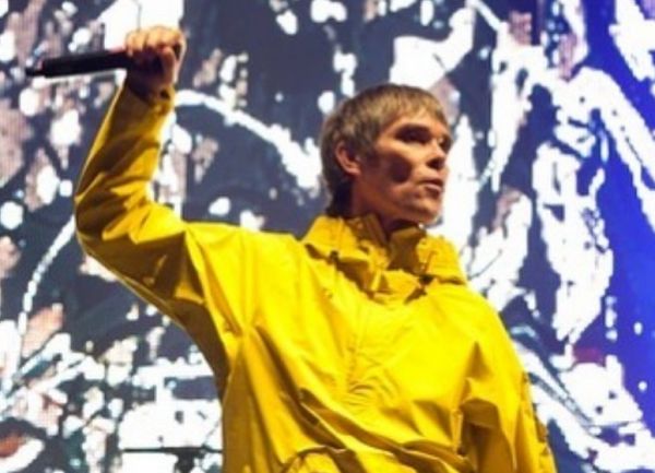 Ίαν Μπράουν : Η πανδημία σχεδιάστηκε για να μας κάνει ψηφιακούς σκλάβους