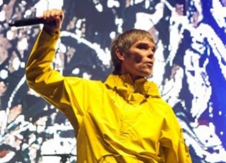 Ίαν Μπράουν : Η πανδημία σχεδιάστηκε για να μας κάνει ψηφιακούς σκλάβους