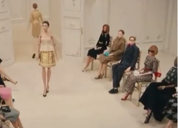 Μαριονέτες στην πασαρέλα από τον οίκο Moschino