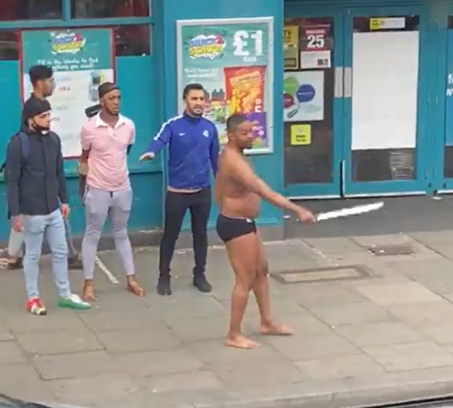 Λονδίνο : Βγήκε με το εσώρουχο στο δρόμο και απειλούσε τους περαστικούς με σπαθί