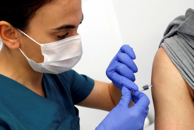 Αλαλούμ με το εμβόλιο της γρίπης – Το επηρεάζει τελικά ο κοροναϊός;