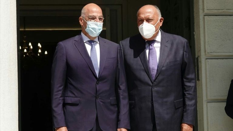 Συνάντηση Δένδια – Σούκρι: Ενίσχυση διμερών σχέσεων Ελλάδας – Αιγύπτου