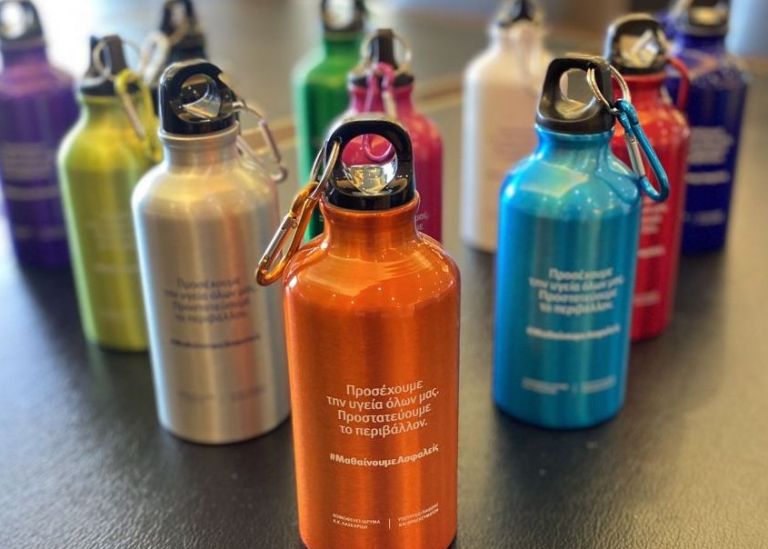 Αυτά είναι τα παγούρια που θα δώσει η Κεραμέως στους μαθητές