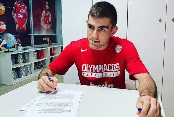 Ολυμπιακός: Υπέγραψε το πρώτο επαγγελματικό συμβόλαιό του ο Κολοβέρος