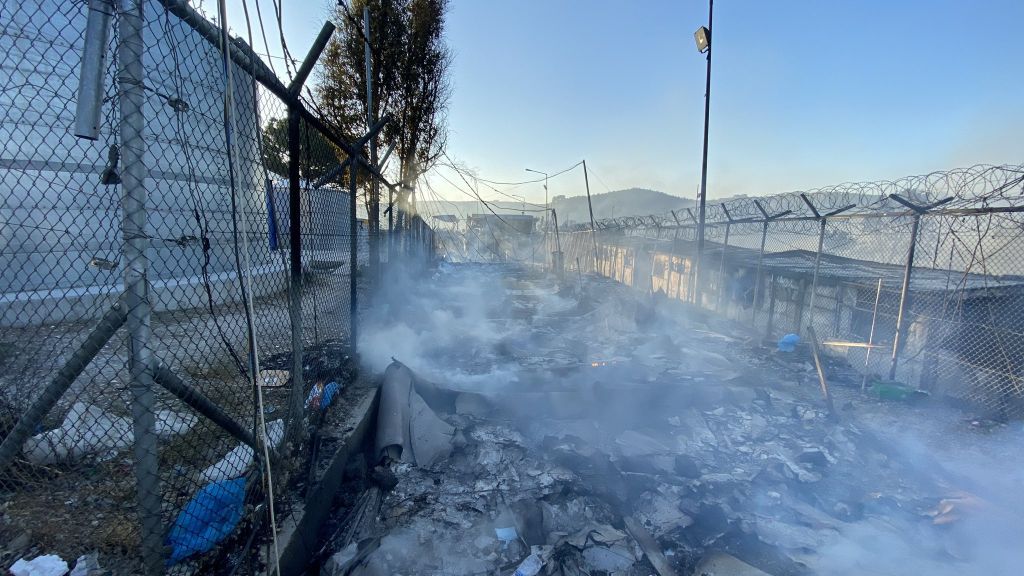 Μόρια : Εικόνες χάους και καταστροφής στον καταυλισμό – Παραδόθηκαν τα πάντα στις φλόγες