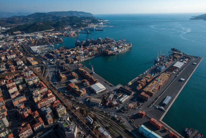 Ιταλία : Πυρκαγιά στο λιμάνι της Ανκόνα – Κλειστά τα πάρκα και τα σχολεία της πόλης