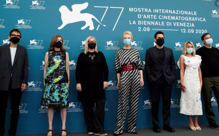 Πρεμιέρα στο φεστιβάλ Βενετίας με μάσκες στο κόκκινο χαλί