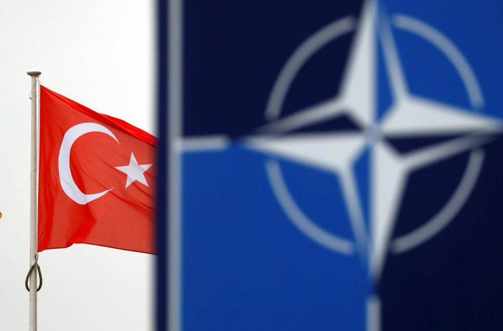 Επιφυλακή σε τρία μέτωπα με το βλέμμα στο ΝΑΤΟ