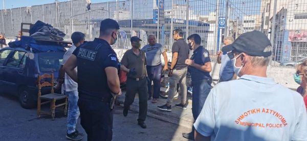 Επιχείρηση «σκούπα» δήμου Πειραιά – ΕΛ.ΑΣ στον χώρο της Κυριακάτικης αγοράς