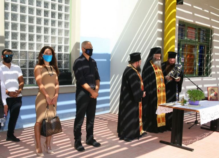 Ο δήμαρχος Πειραιά Γιάννης Μώραλης στην τελετή Αγιασμού σχολείων της πόλης