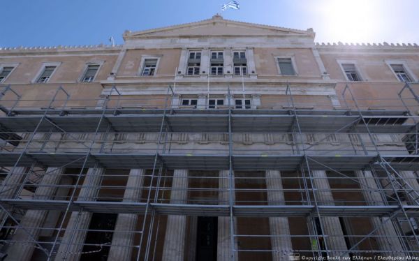 Αλλάζει όψη το κτίριο της Βουλής – Εργασίες αποκατάστασης μέχρι το Μάρτιο του 2021 [Εικόνες]