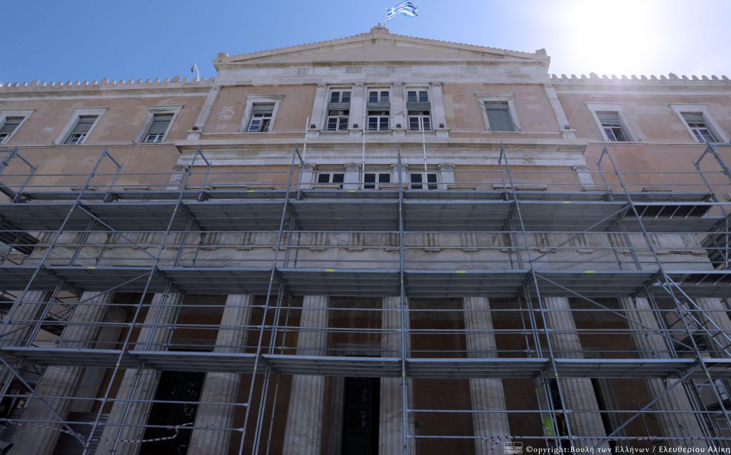 Αλλάζει όψη το κτίριο της Βουλής - Εργασίες αποκατάστασης μέχρι το Μάρτιο του 2021 [Εικόνες]