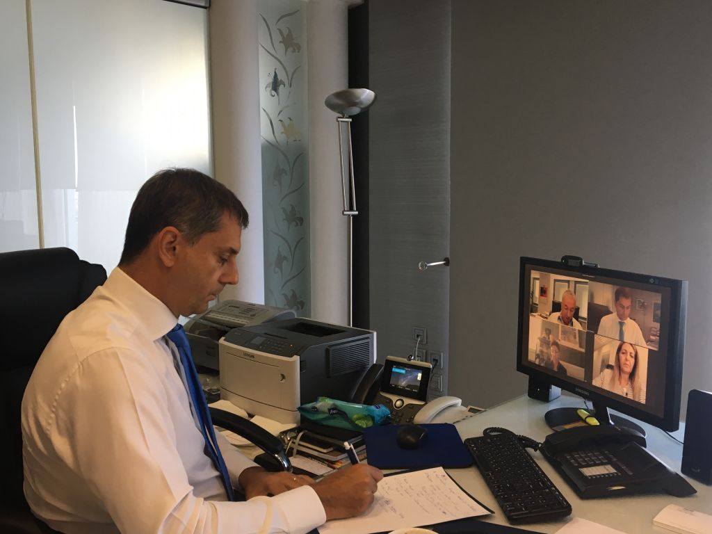 Τηλεδιασκέψεις του Χάρη Θεοχάρη με φορείς του τουρισμού