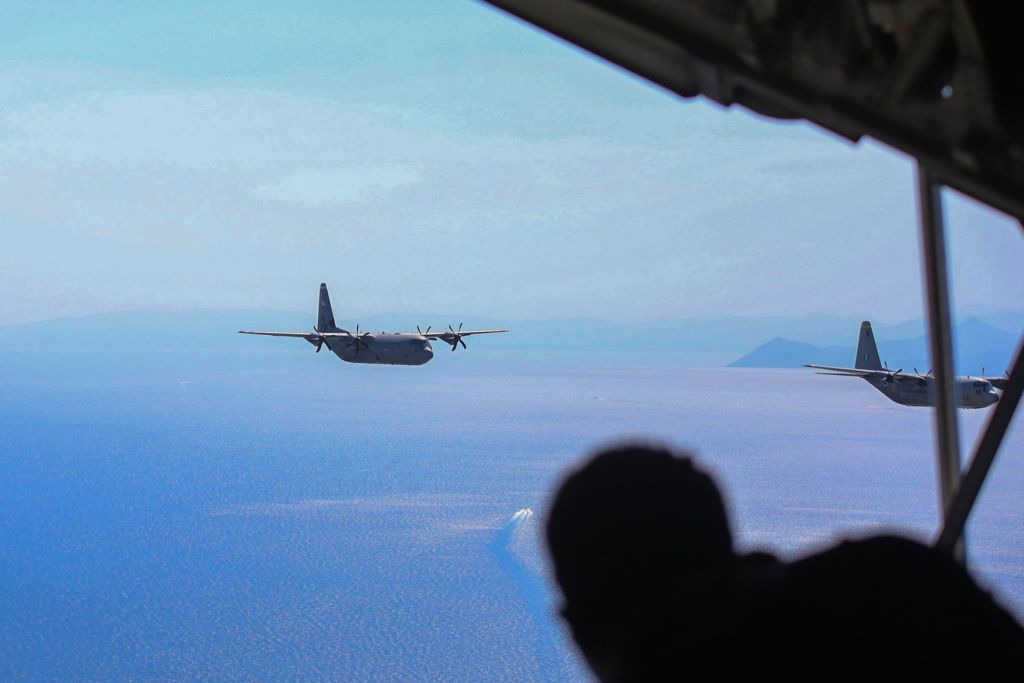 Aρχηγός ΓΕΕΘΑ και Τζ. Πάιατ στην άσκηση Stolen Cerberus – Εντυπωσιακές εικόνες από τις πτήσεις των C-130 πάνω από την Αθήνα